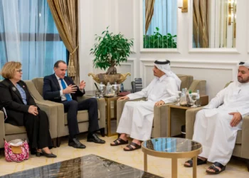 Una foto muestra al ministro de Asuntos Exteriores de Qatar, Mohammed bin Abdulrahman bin Jassim al-Thani (2.º por la derecha), reunido con el coordinador del Consejo de Seguridad Nacional de Estados Unidos para Oriente Medio y el Norte de África, Brett McGurk (2.º por la izquierda), en Doha el 19 de noviembre de 2023. (Agencia de Noticias de Qatar/AFP)