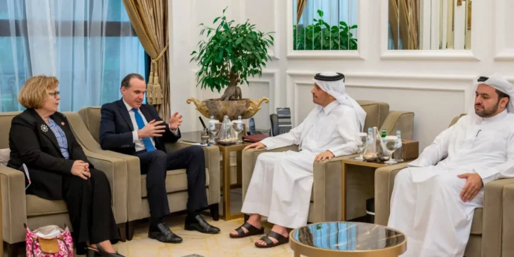 Una foto muestra al ministro de Asuntos Exteriores de Qatar, Mohammed bin Abdulrahman bin Jassim al-Thani (2.º por la derecha), reunido con el coordinador del Consejo de Seguridad Nacional de Estados Unidos para Oriente Medio y el Norte de África, Brett McGurk (2.º por la izquierda), en Doha el 19 de noviembre de 2023. (Agencia de Noticias de Qatar/AFP)