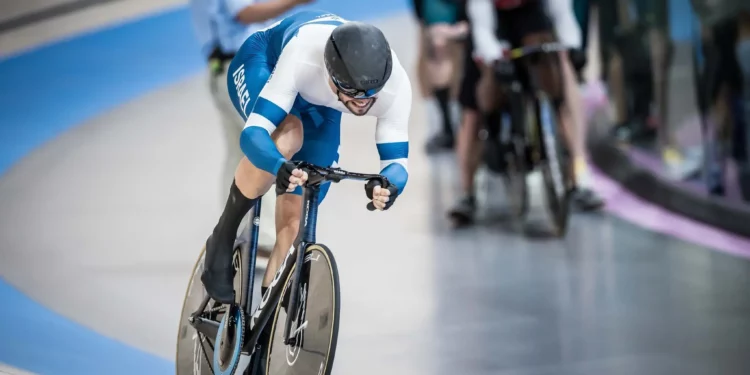 El ciclista israelí Mikhail Yakovlev compite en la carrera de velocidad masculina en los Juegos Olímpicos de París 2024 el 7 de agosto de 2024. (Comité Olímpico de Israel)