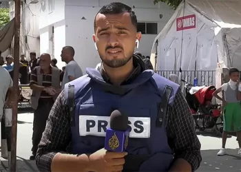 El periodista de Al Jazeera Ismail Al-Ghoul informa desde la Franja de Gaza en un video sin fecha transmitido durante un reportaje sobre su muerte en un ataque aéreo israelí, el 31 de julio de 2024. (Captura de pantalla: Youtube/Al Jazeera, utilizada de conformidad con la Cláusula 27a de la Ley de Derechos de Autor)