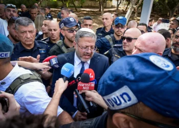 El ministro de Seguridad Nacional, Itamar Ben Gvir, en el lugar de un apuñalamiento mortal en Holon, el 4 de agosto de 2024. (Avshalom Sassoni/Flash90)