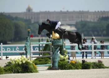 Robin Muhr de Israel, con un Galaxy HM, supera una valla durante la final de salto ecuestre por equipos en los Juegos Olímpicos de Verano de 2024, el 2 de agosto de 2024, en Versalles, Francia. (AP/Mosa'ab Elshamy)