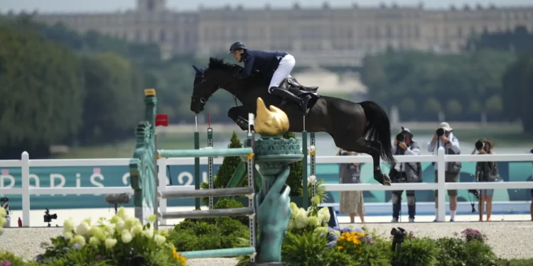 Robin Muhr de Israel, con un Galaxy HM, supera una valla durante la final de salto ecuestre por equipos en los Juegos Olímpicos de Verano de 2024, el 2 de agosto de 2024, en Versalles, Francia. (AP/Mosa'ab Elshamy)