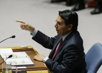 El embajador de Israel ante las Naciones Unidas, Danny Danon, habla con los miembros del Consejo de Seguridad de la ONU durante una sesión de emergencia sobre la guerra entre Israel y Gaza en la sede de las Naciones Unidas en Nueva York el 30 de mayo de 2018. (Eduardo Munoz Alvarez/Getty Images/AFP)