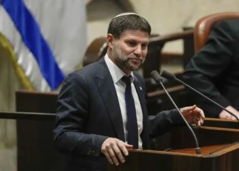 El ministro de Finanzas, Bezalel Smotrich, habla en la Knéset en Jerusalén, el 10 de julio de 2023. (Maya Alleruzzo/AP)