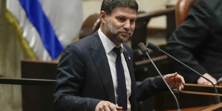 El ministro de Finanzas, Bezalel Smotrich, habla en la Knéset en Jerusalén, el 10 de julio de 2023. (Maya Alleruzzo/AP)