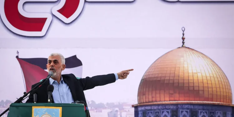 El líder de Hamás en Gaza, Yahya Sinwar (centro), se dirige a sus partidarios durante una manifestación en conmemoración del Día de Al-Quds (Jerusalén), en la ciudad de Gaza, el 14 de abril de 2023. (Mohammed ABED / AFP)