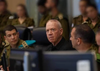 El ministro de Defensa, Yoav Gallant, habla con oficiales en la sala de mando de la Dirección de Operaciones de las FDI, el 25 de agosto de 2024. (Ariel Hermoni/Ministerio de Defensa)