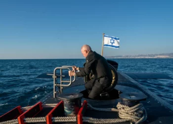 El ministro de Defensa, Yoav Gallant, es visto en la cubierta de un submarino de la Armada israelí durante un ejercicio en la costa de Ashdod, en una imagen publicada el 29 de agosto de 2024. (Ariel Hermoni/Ministerio de Defensa)