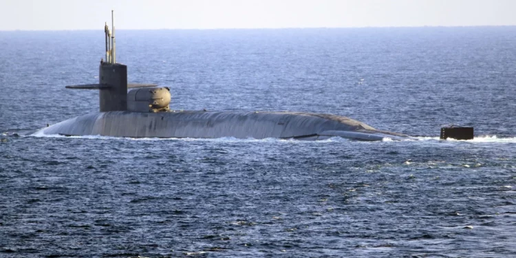 El submarino de misiles guiados USS Georgia transita el estrecho de Ormuz en el Golfo Pérsico, el 21 de diciembre de 2020. (Indra Beaufort, especialista en comunicación de masas de segunda clase/US Navy vía AP)