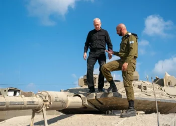 El ministro de Defensa, Yoav Gallant, habla con un oficial a bordo de un tanque en una base militar, el 4 de agosto de 2024. (Ariel Hermoni/Ministerio de Defensa)