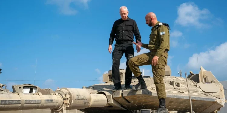 El ministro de Defensa, Yoav Gallant, habla con un oficial a bordo de un tanque en una base militar, el 4 de agosto de 2024. (Ariel Hermoni/Ministerio de Defensa)