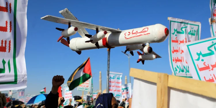 Un manifestante lleva un dron simulado durante una manifestación en apoyo a los palestinos en medio de la guerra entre Israel y Hamás en Gaza, en la capital yemení gobernada por los hutíes, Saná, el 23 de febrero de 2024. En el costado del dron simulado está escrito “Samad 4”. (Mohammed Huwais/AFP)