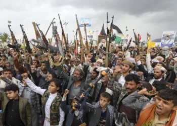 Yemeníes armados corean consignas durante una manifestación para denunciar el asesinato del jefe de Hamás, Ismail Haniyeh, y del comandante de alto rango de Hezbolá, Fuad Shukr, en la capital, controlada por los hutíes, Saná, el 2 de agosto de 2024. (Abdallah Adel/AFP)