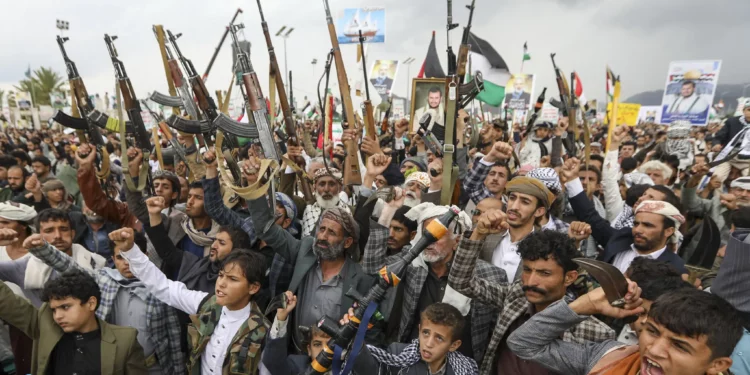 Yemeníes armados corean consignas durante una manifestación para denunciar el asesinato del jefe de Hamás, Ismail Haniyeh, y del comandante de alto rango de Hezbolá, Fuad Shukr, en la capital, controlada por los hutíes, Saná, el 2 de agosto de 2024. (Abdallah Adel/AFP)