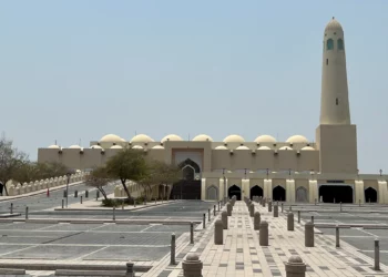 Una imagen tomada el 1 de agosto de 2024 muestra la mezquita del imán Muhammad bin Abdul Wahhab en Doha, en vísperas del funeral del líder de Hamás asesinado, Ismail Haniyeh. (Callum Paton/AFP)