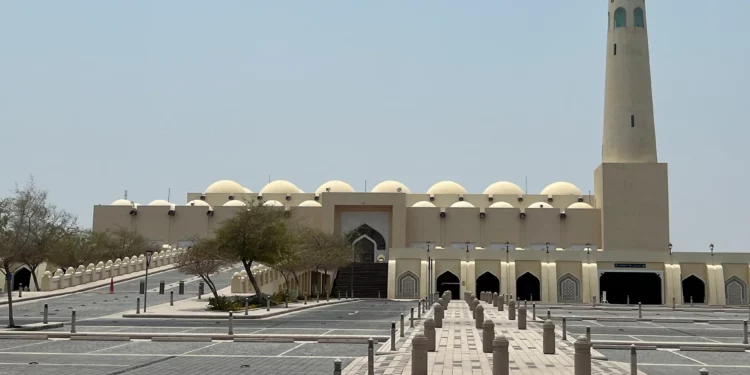 Una imagen tomada el 1 de agosto de 2024 muestra la mezquita del imán Muhammad bin Abdul Wahhab en Doha, en vísperas del funeral del líder de Hamás asesinado, Ismail Haniyeh. (Callum Paton/AFP)