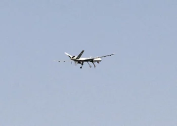 Ilustrativo: En esta imagen tomada el 27 de septiembre de 2023, un vehículo aéreo no tripulado estadounidense MQ-9 Reaper sobrevuela la ciudad de Kandahar. (Massoud Hossaini/AFP)