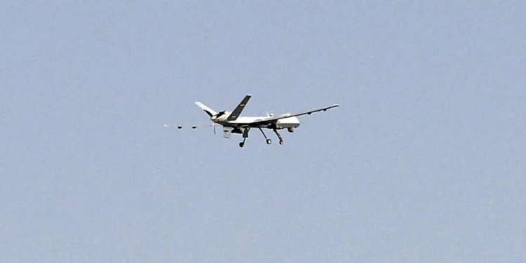 Ilustrativo: En esta imagen tomada el 27 de septiembre de 2023, un vehículo aéreo no tripulado estadounidense MQ-9 Reaper sobrevuela la ciudad de Kandahar. (Massoud Hossaini/AFP)