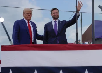 El candidato presidencial republicano Donald Trump y el candidato a vicepresidente J. D. Vance (republicano por Ohio) posan en el escenario durante un acto de campaña en el Museo de Aviación de Carolina del Norte, el miércoles 21 de agosto de 2024, en Asheboro, Carolina del Norte. (Foto AP/Julia Nikhinson)