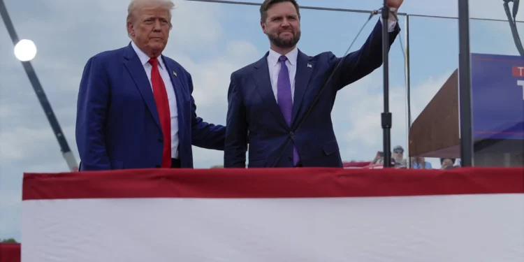 El candidato presidencial republicano Donald Trump y el candidato a vicepresidente J. D. Vance (republicano por Ohio) posan en el escenario durante un acto de campaña en el Museo de Aviación de Carolina del Norte, el miércoles 21 de agosto de 2024, en Asheboro, Carolina del Norte. (Foto AP/Julia Nikhinson)