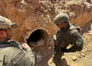 Las tropas de las FDI se encuentran a la entrada de un túnel en el centro de la Franja de Gaza, en una imagen difundida por el ejército el 28 de agosto de 2024. (Fuerzas de Defensa de Israel)