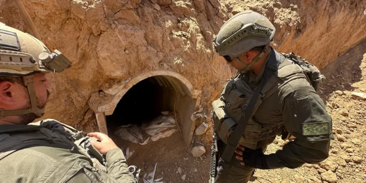 Las tropas de las FDI se encuentran a la entrada de un túnel en el centro de la Franja de Gaza, en una imagen difundida por el ejército el 28 de agosto de 2024. (Fuerzas de Defensa de Israel)