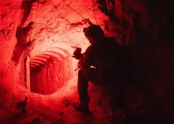 Las tropas investigan un túnel de ataque de Hamás en Rafah, al sur de Gaza, en una foto difundida el 23 de agosto de 2024. (Fuerzas de Defensa de Israel)