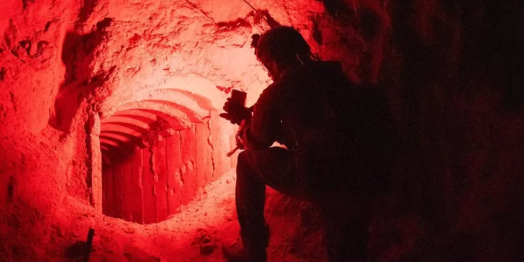 Las tropas investigan un túnel de ataque de Hamás en Rafah, al sur de Gaza, en una foto difundida el 23 de agosto de 2024. (Fuerzas de Defensa de Israel)