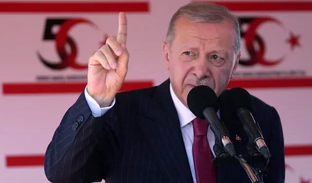 El presidente turco, Recep Tayyip Erdogan, habla durante un desfile militar en la zona ocupada por Turquía de la dividida capital de Chipre, Nicosia, el 20 de julio de 2024. (AP/Petros Karadjias)