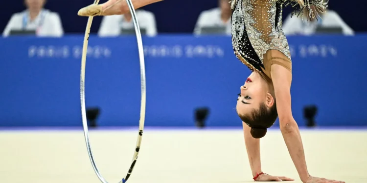 La israelí Daria Atamanov realiza un ejercicio con el aro en la final individual de gimnasia rítmica en los Juegos Olímpicos de París 2024 en la Arena Porte de la Chapelle en París, el 9 de agosto de 2024. (Lionel Bonaventure/AFP)