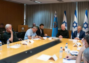 El ministro de Defensa, Yoav Gallant, asiste a una reunión del Comité de Asuntos Exteriores y Defensa de la Knéset, el 12 de agosto de 2024. (Ariel Hermoni/Ministerio de Defensa)
