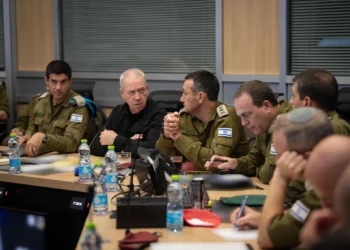 El ministro de Defensa, Yoav Gallant, realiza una evaluación con funcionarios militares y de defensa en la sala de mando de la División de Operaciones en el cuartel general de las FDI en Tel Aviv, el 8 de agosto de 2024. (Shachar Yurman/Ministerio de Defensa)