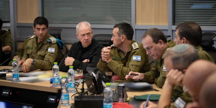 El ministro de Defensa, Yoav Gallant, realiza una evaluación con funcionarios militares y de defensa en la sala de mando de la División de Operaciones en el cuartel general de las FDI en Tel Aviv, el 8 de agosto de 2024. (Shachar Yurman/Ministerio de Defensa)