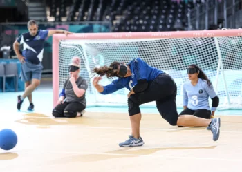 El equipo de goalball de Israel participa en una práctica en los Juegos Paralímpicos de París 2024 el 26 de agosto de 2024. (Keren Isaacson)