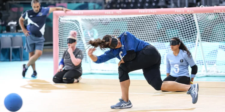 El equipo de goalball de Israel participa en una práctica en los Juegos Paralímpicos de París 2024 el 26 de agosto de 2024. (Keren Isaacson)