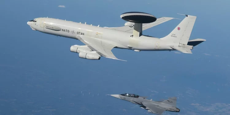 Suecia y OTAN logran interoperabilidad aérea con sistema AWACS