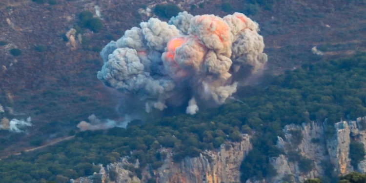 Israel lanza ataques aéreos masivos contra objetivos de Hezbolá en Líbano