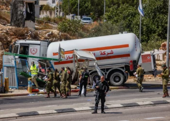 Terrorista palestino arrolla con camión cisterna a un israelí