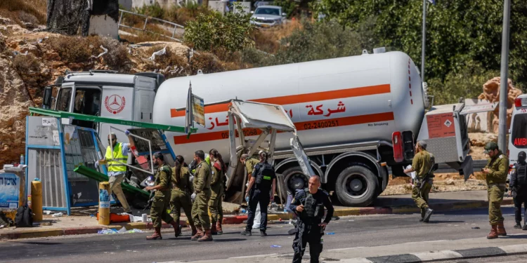 Terrorista palestino arrolla con camión cisterna a un israelí