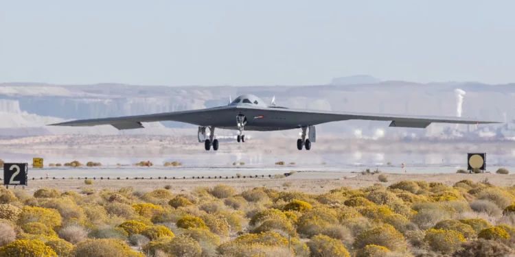 EE. UU. publica primer video del B-21 Raider en pleno vuelo