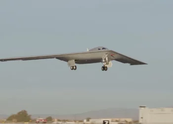 EE. UU. publica primer video del B-21 Raider en pleno vuelo