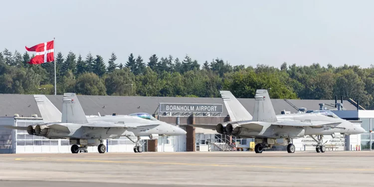 Cazas finlandeses F/A-18 aterrizan en Bornholm para ejercicio