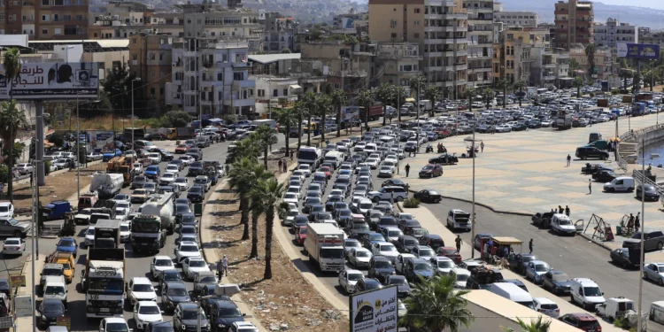 Autos estancados en el tráfico mientras huyen de los ataques aéreos israelíes en Sidón, Líbano, el lunes 23 de septiembre de 2024. (Foto AP/Mohammed Zaatari)