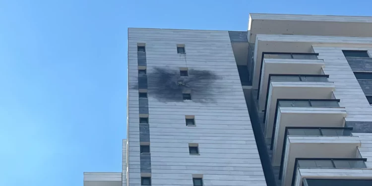 Dron desde el Líbano impacta edificio residencial en Nahariya