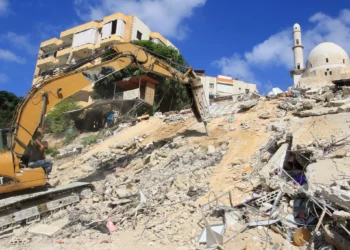 Los rescatistas excavan entre los escombros después de un ataque israelí en la aldea de Ain El Delb, en el sur del Líbano, el 30 de septiembre de 2024. (Mahmoud ZAYYAT / AFP)