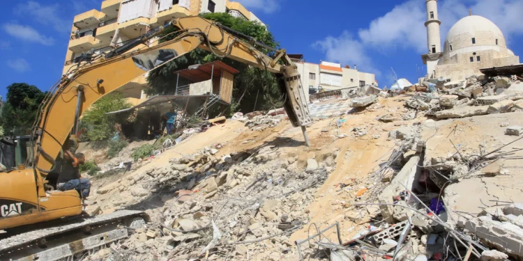 Los rescatistas excavan entre los escombros después de un ataque israelí en la aldea de Ain El Delb, en el sur del Líbano, el 30 de septiembre de 2024. (Mahmoud ZAYYAT / AFP)