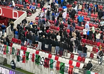 Aficionados italianos dan la espalda al himno nacional de Israel durante partido de fútbol en Hungría