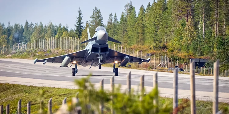 Cazas Eurofighter de Alemania aterrizan en carreteras finlandesas