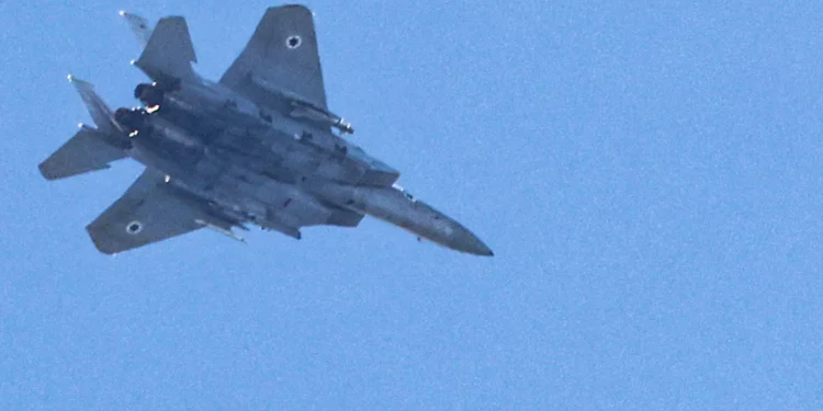 Un avión de combate F-15 Eagle de la Fuerza Aérea israelí sobrevuela Haifa el 24 de septiembre de 2024. (Foto de Jack GUEZ / AFP)